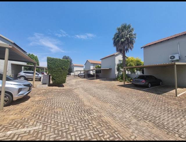 3 BEDROOM TOWNHOUSE FOR SALE IN HEUWELSIG ESTATE